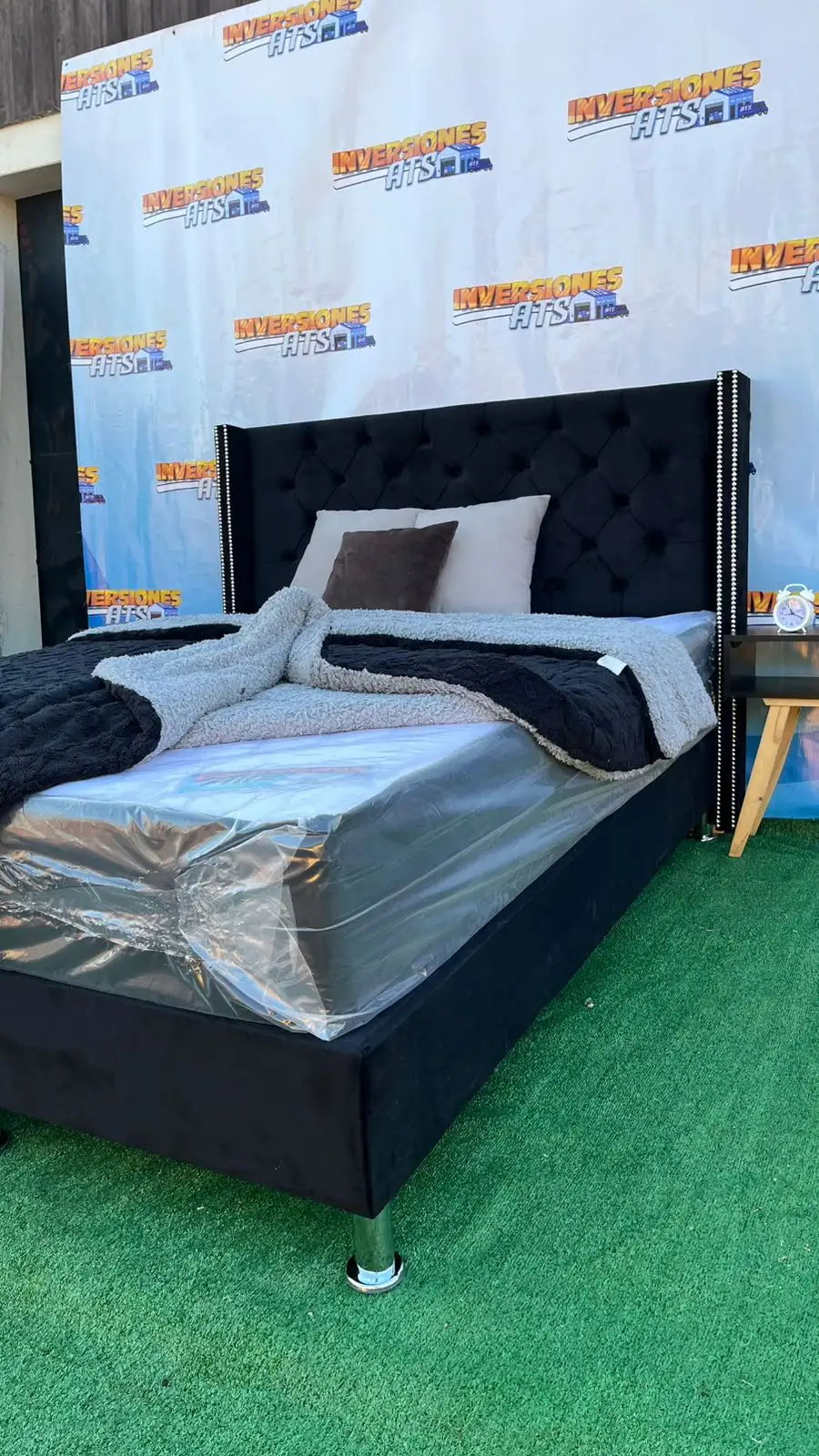Cama 2 Plazas de Lujo – Modelo Premium con Brazos y Tachuelas - Imagen 2