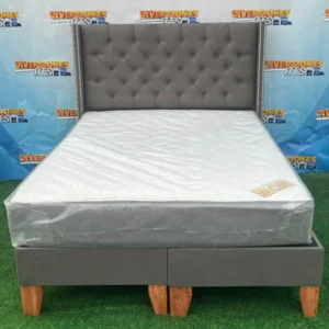 Cama 2 Plazas – Modelo Premium con Brazos y Tachuelas