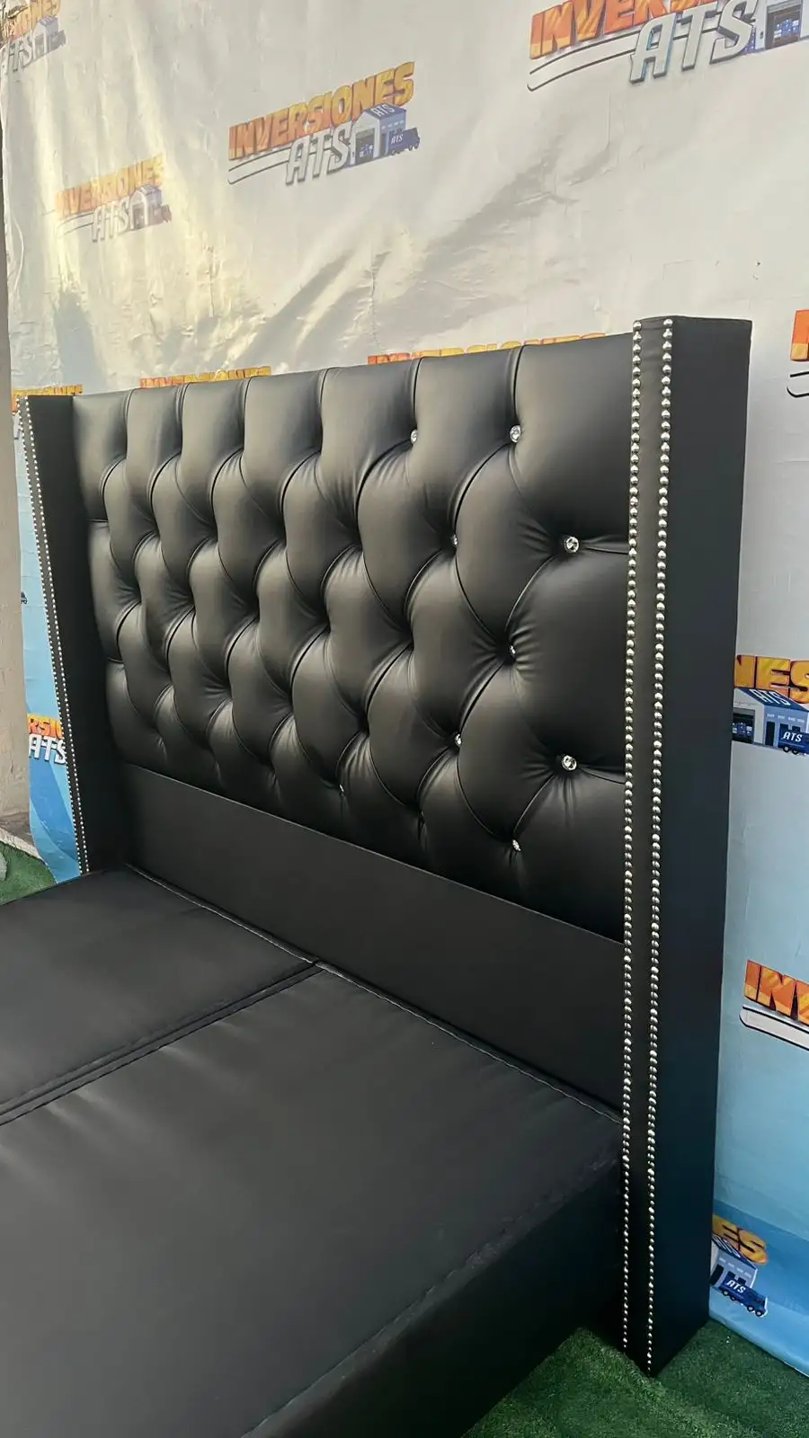 Cama 2 Plazas de Lujo – Modelo Doble Respaldo con Brazos y Tachuelas - Imagen 2